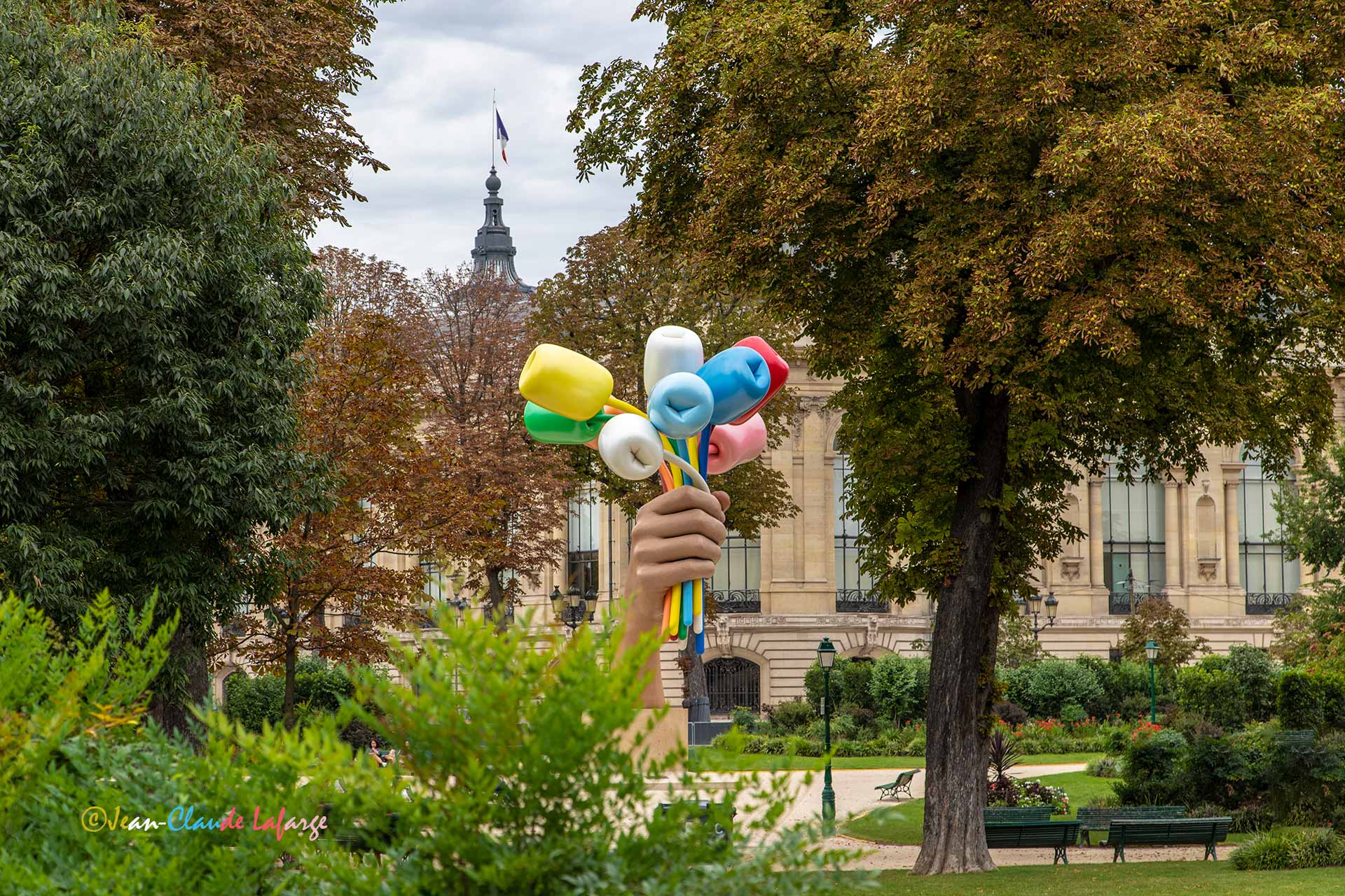 Bouquet de tulipes réalisé par l'Artiste plasticien Américain Jeff Koons dans les Jardins du Petit Palais en bas des champs Elysées à Paris.